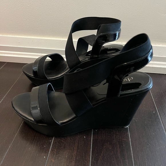 Strap heels - Picture 3 of 3